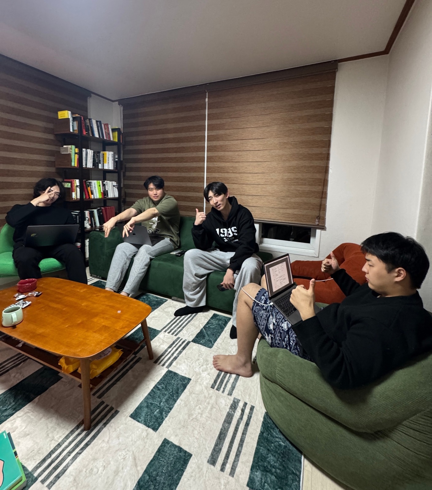 거실에서 함께 시간을 보내는 환웅굴 사람들
