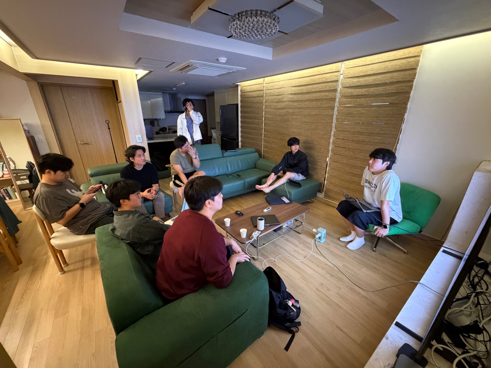 환웅굴 사람들이 거실에 함께 모인 모습